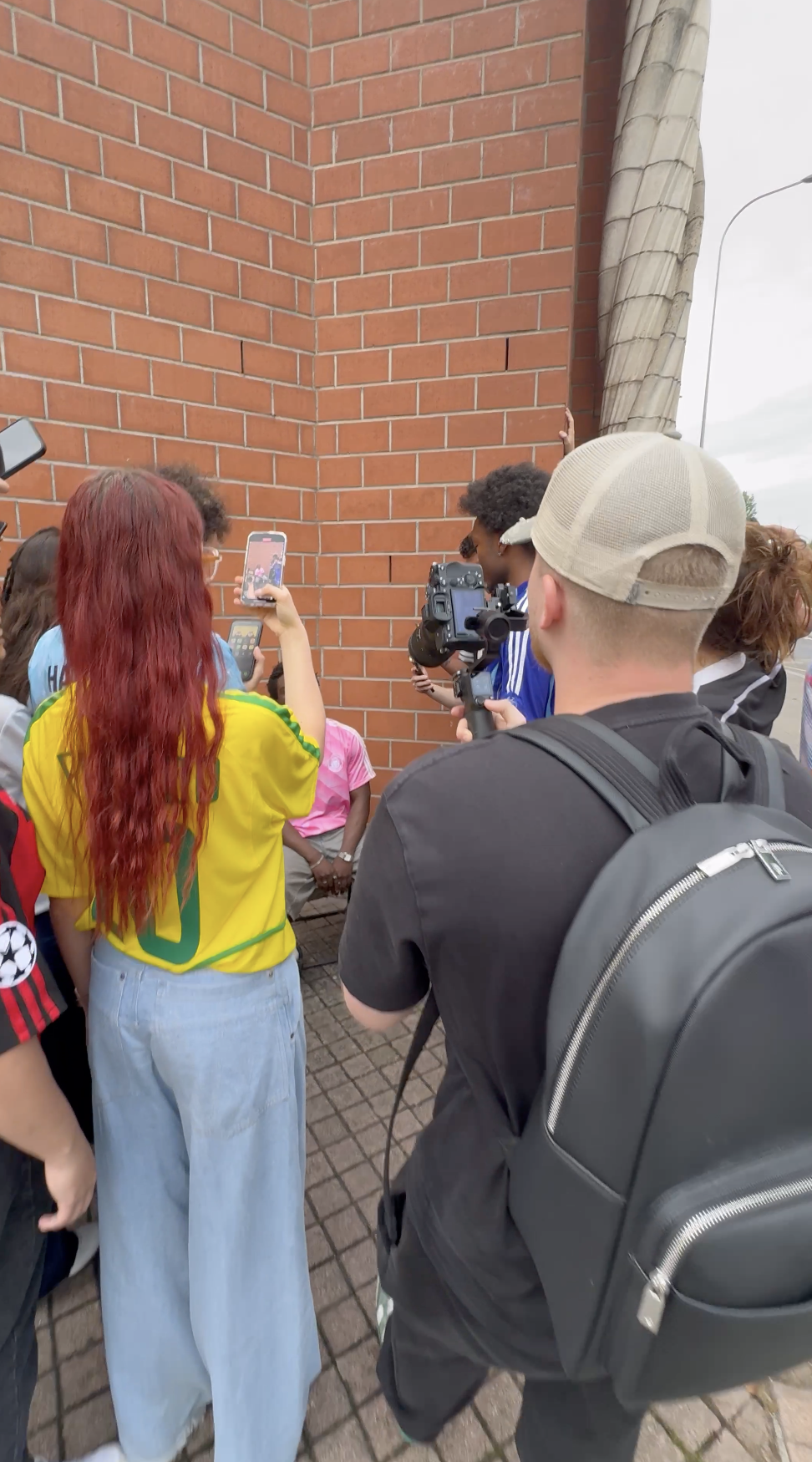 Tournage événementiel avec caméra et téléphones