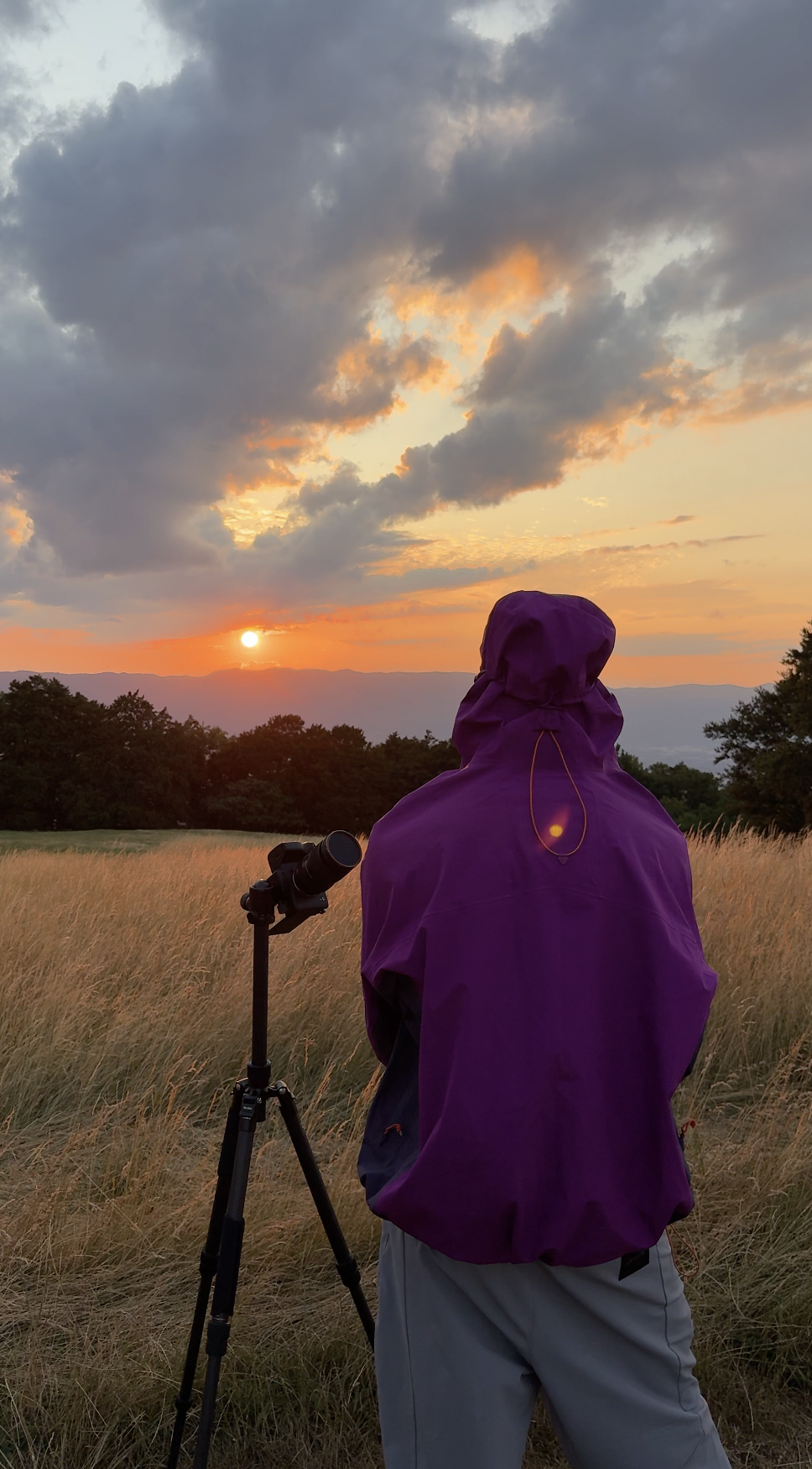 Tournage au coucher du soleil dans un champ