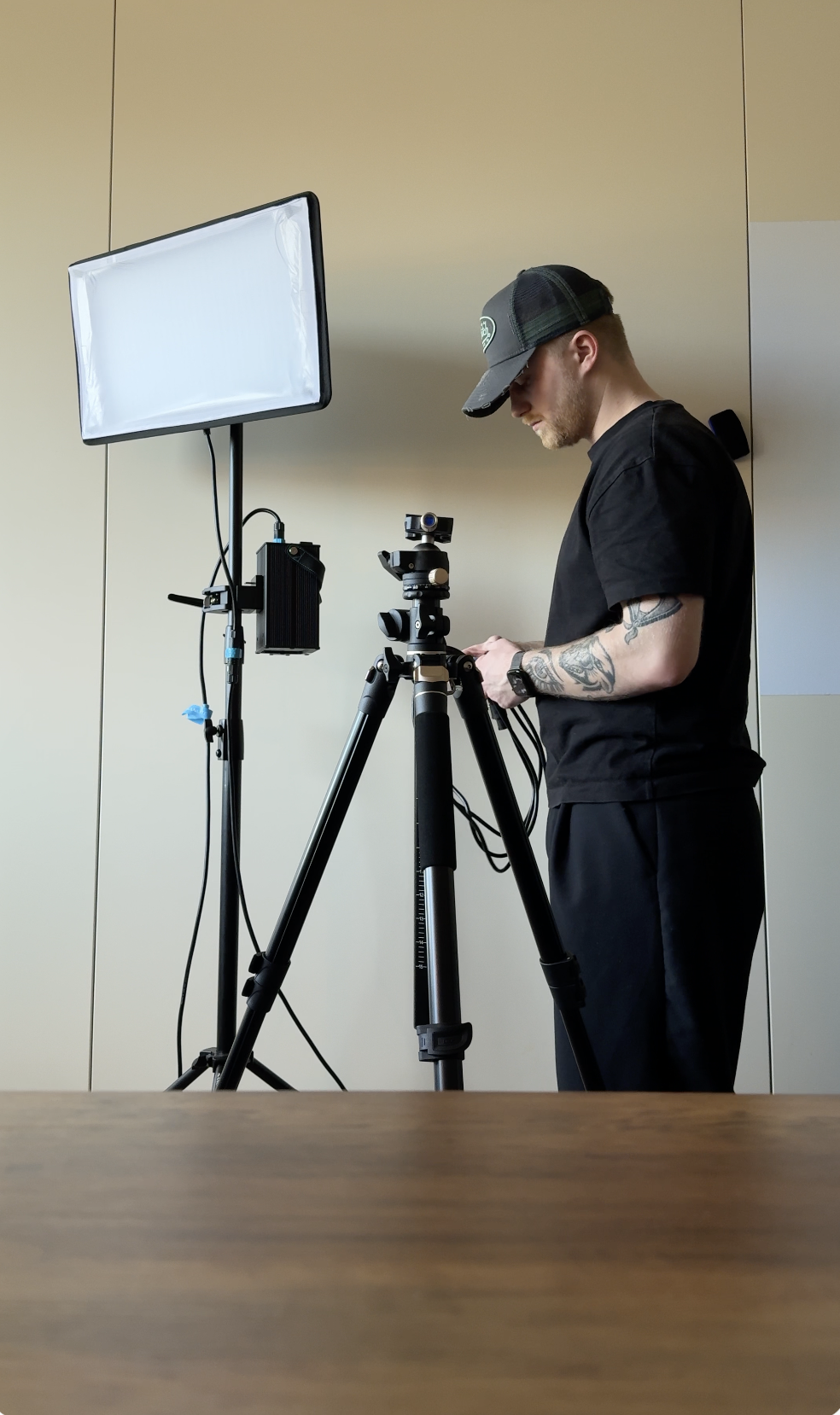 Installation studio avec caméra et éclairage pour tournage publicitaire