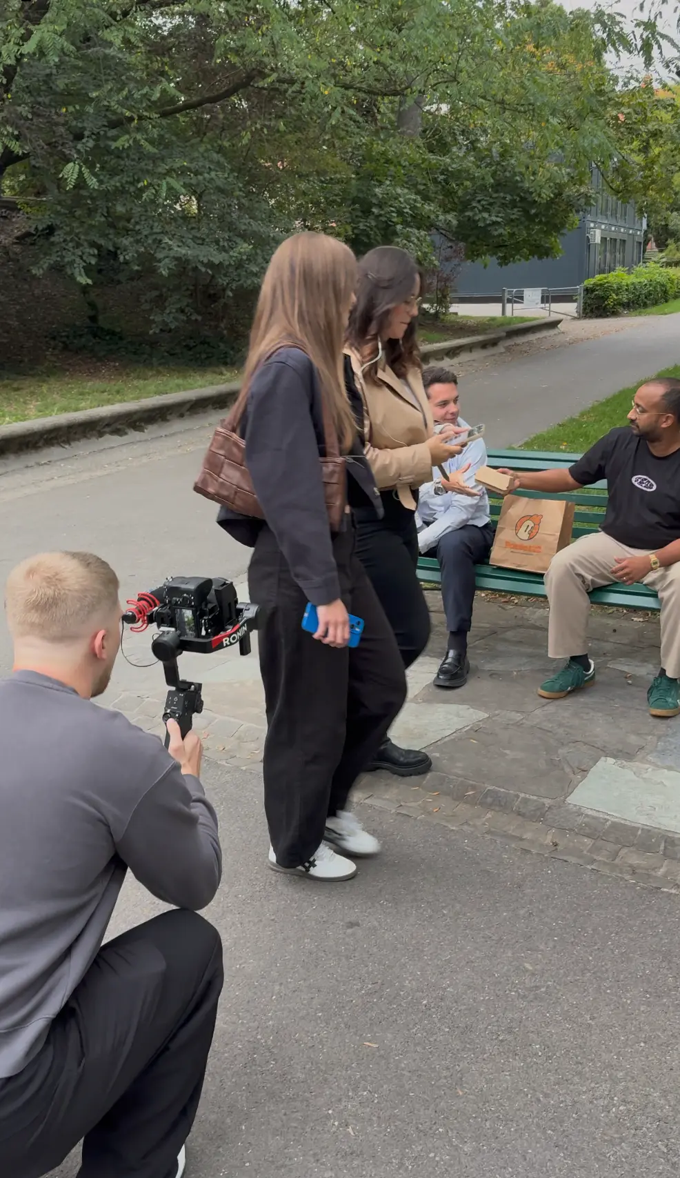 Tournage en extérieur avec acteurs pour une créative publicitaire
